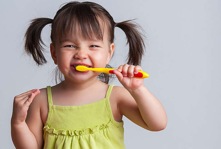 Niña cepillándose los dientes