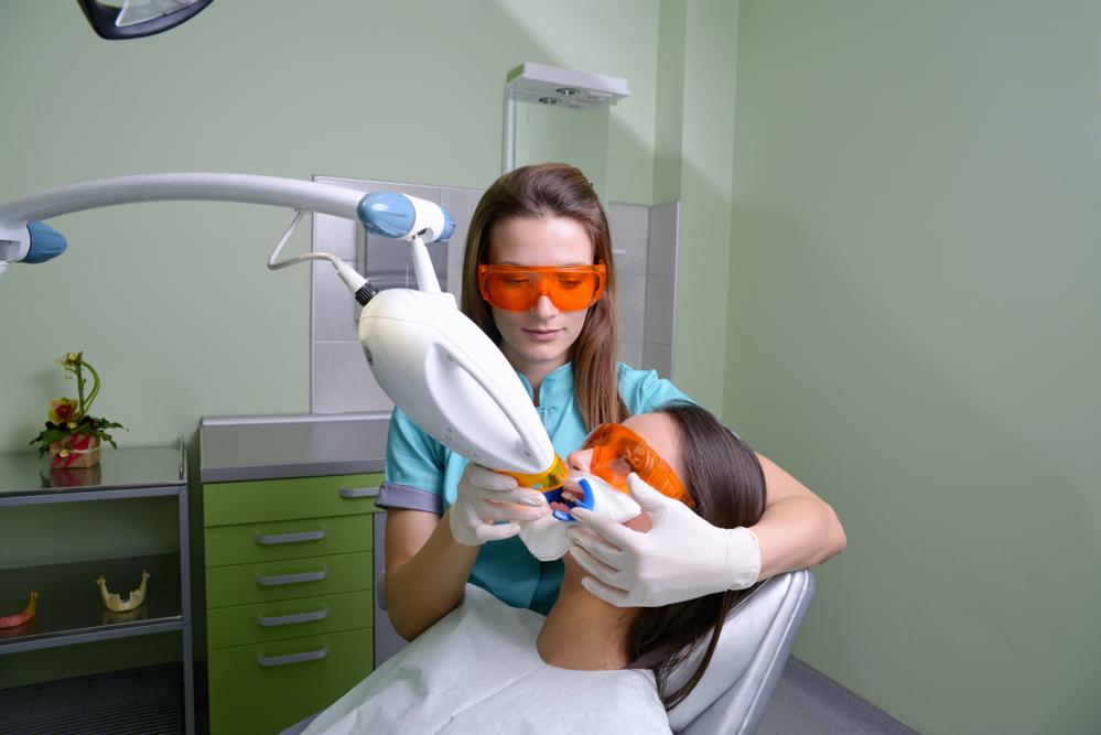 Blanqueamiento dental en clínica