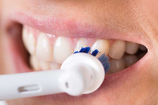 Cepillado dental con cepillo eléctrico
