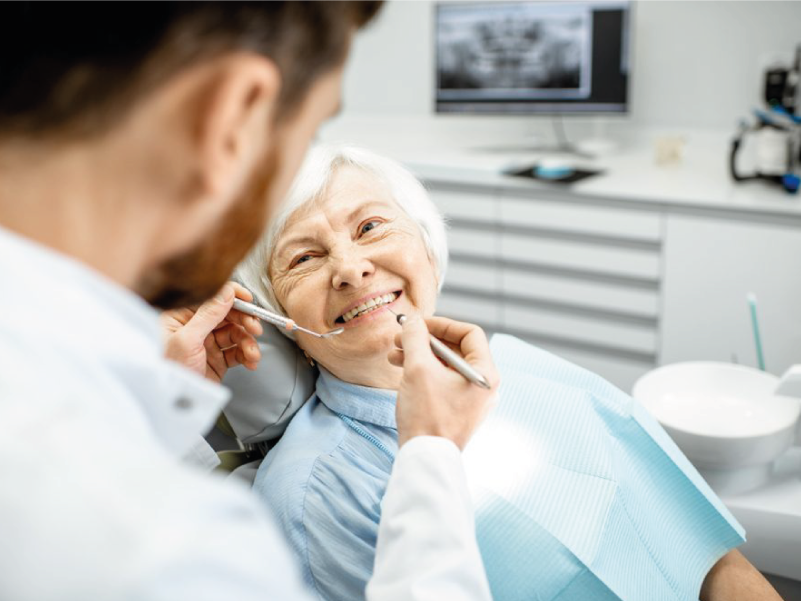 Clínica dental en Guatemala-Servicio de Implantes Dentales en personas mayores.