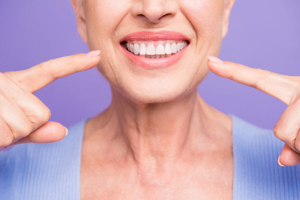 Persona mayor con implantes dentales