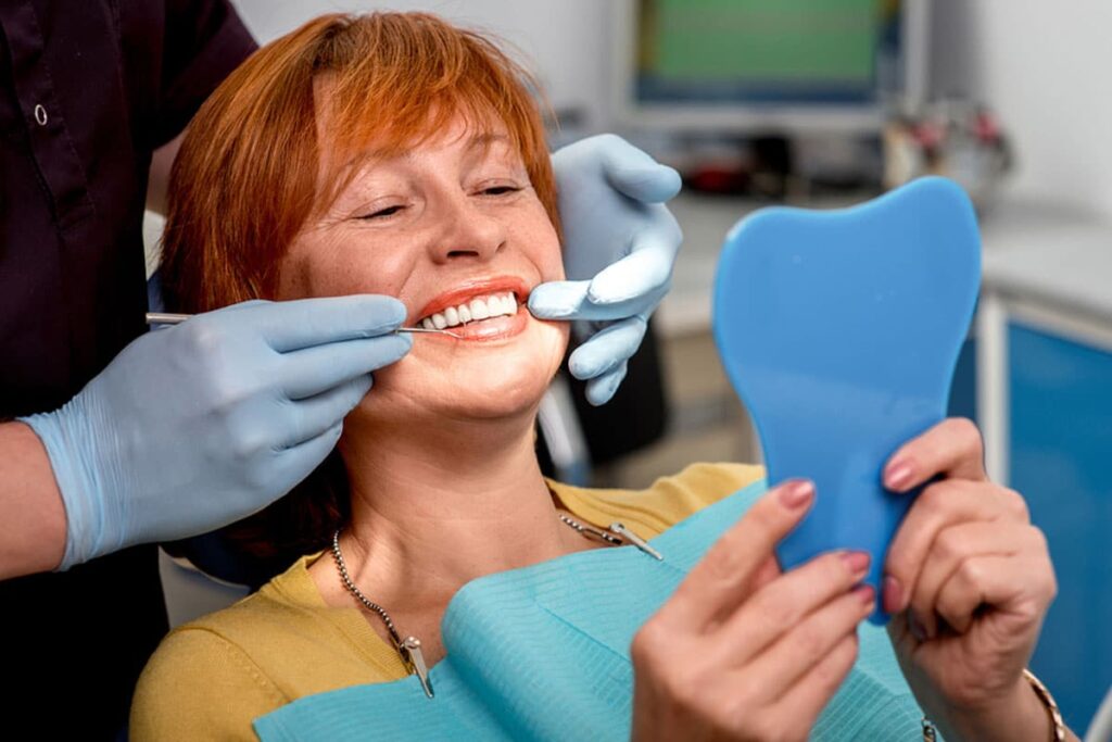 Implantes dentales en persona mayor